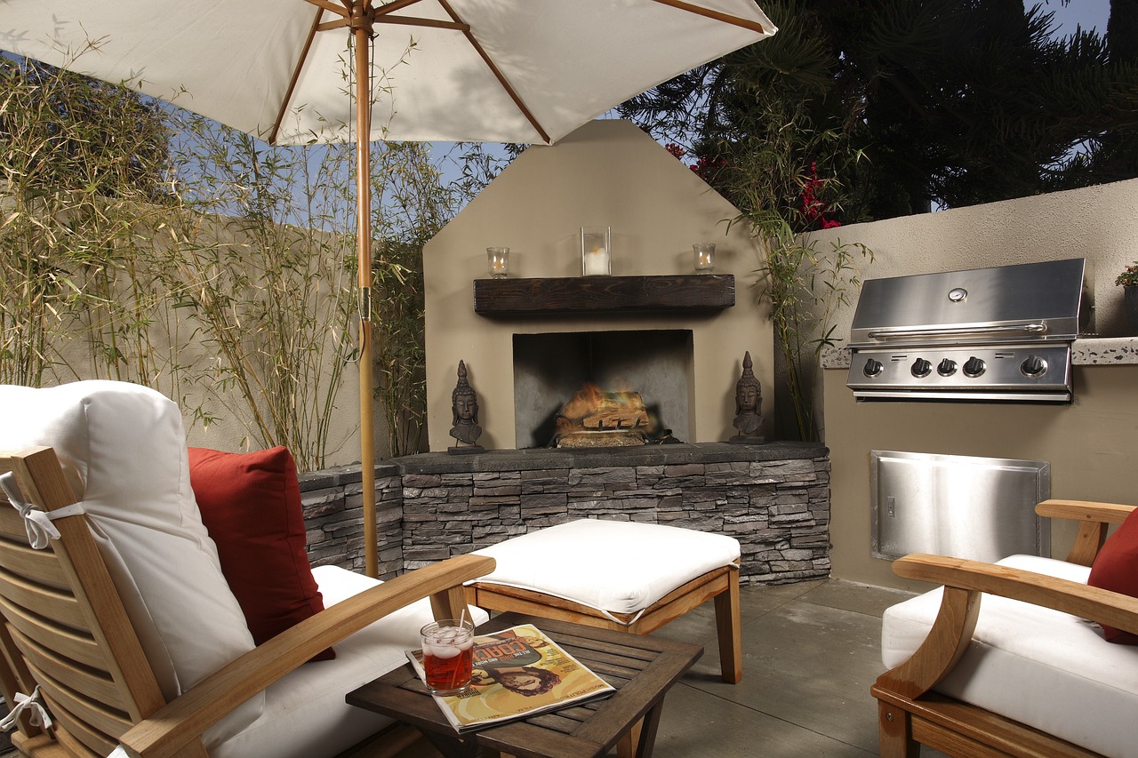 Stijlvolle outdoor woonkamer met groene planten.