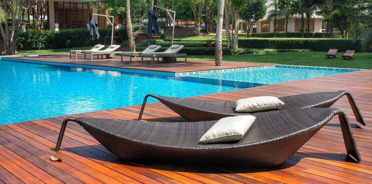 Gezellige buitenhaard in luxe tuinsetting.