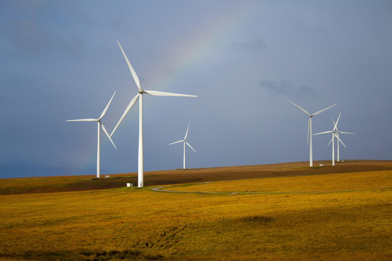 Windmolen draait boven groene lenteweergawe.