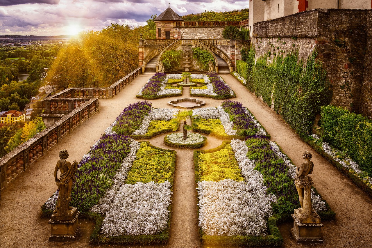 Zomerterras met vrolijke bloemen en zonnige meubels. Zomerterras met vrolijke bloemen en zonnige meubels.